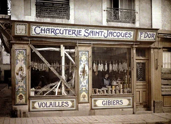 Vrouw in het raam van een slagerij, Reims, Marne, Frankrijk, 1917